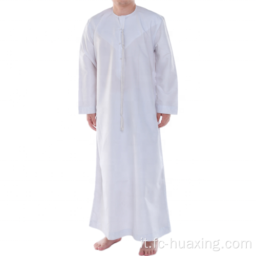 Uomini abbigliamento islamico in stile saudita